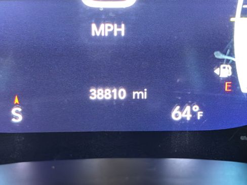 Used 2023 Chrysler Pacifica Touring-L w/ Uconnect Theater Family Group AWD/4WD image 10