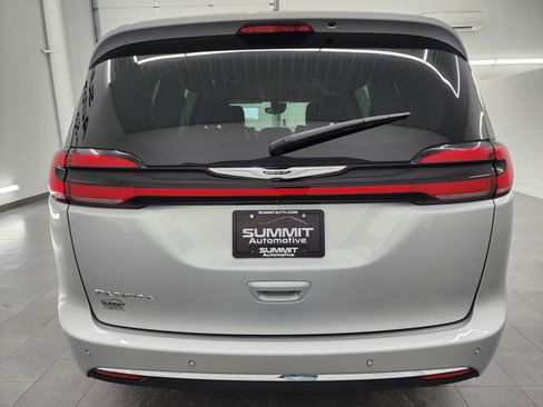 Used 2024 Chrysler Pacifica Touring-L image 26