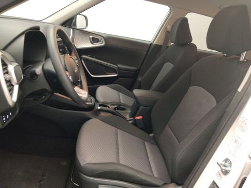 Used 2025 Kia Soul LX image 17