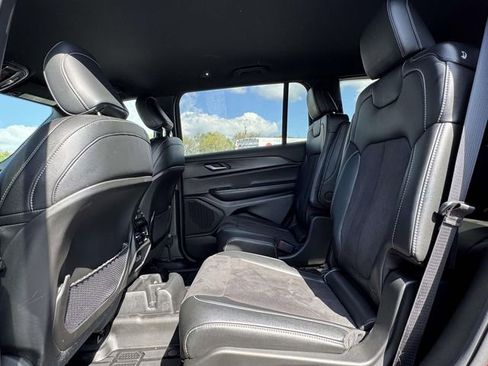 Used 2024 Jeep Grand Cherokee L Laredo image 13