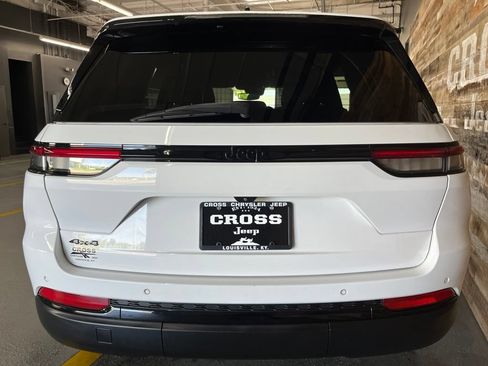 Used 2023 Jeep Grand Cherokee Altitude AWD/4WD image 16
