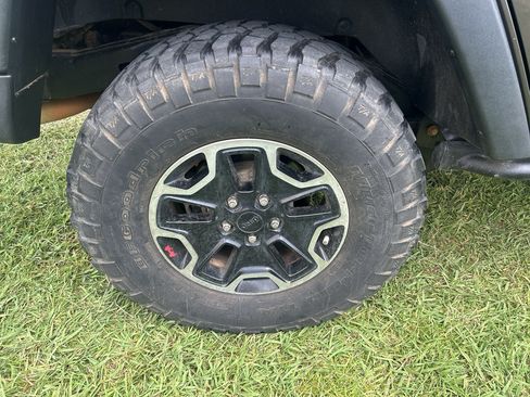 Used 2014 Jeep Wrangler Unlimited Rubicon AWD/4WD image 15