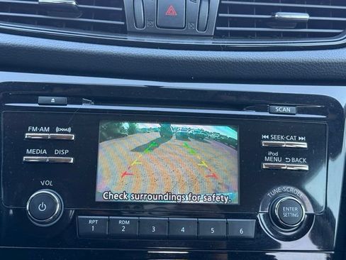 Used 2017 Nissan Rogue SV AWD/4WD image 19