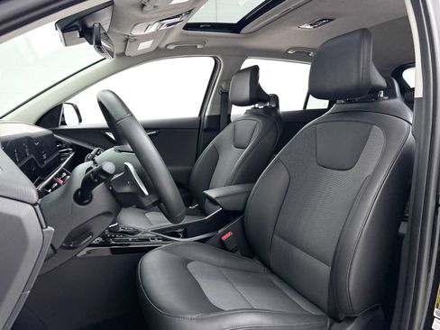Used 2025 Kia Niro EX Touring FWD image 20