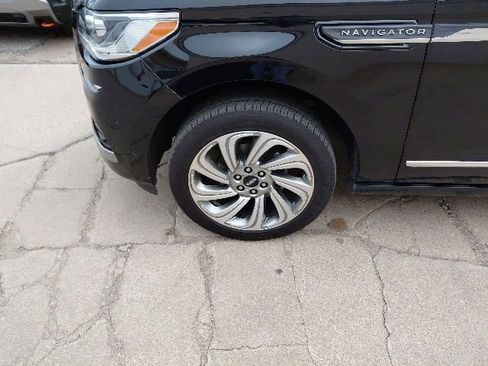 Used 2024 Lincoln Navigator Premiere AWD/4WD image 40