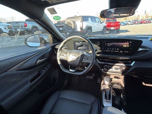 Certified 2025 Buick Envista Sport Touring image 23