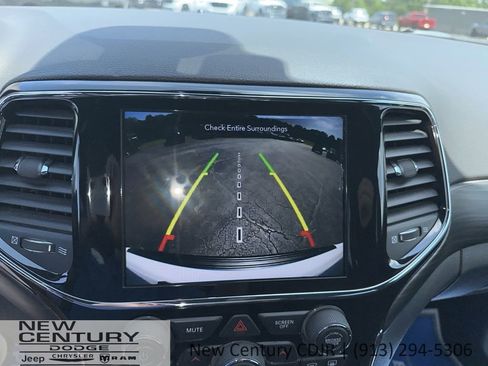 Used 2022 Jeep Grand Cherokee Laredo X image 13