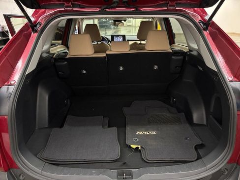Used 2019 Toyota RAV4 LE w/ Carpet Mat Package image 15