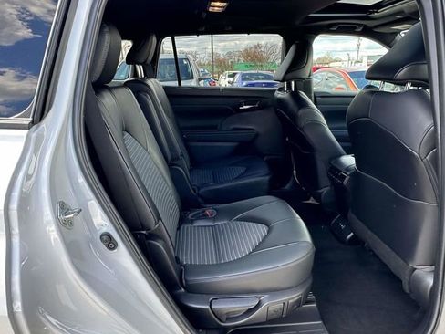Used 2022 Toyota Highlander XSE image 19