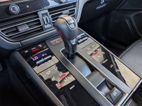 Certified 2024 Porsche Macan AWD/4WD image 19