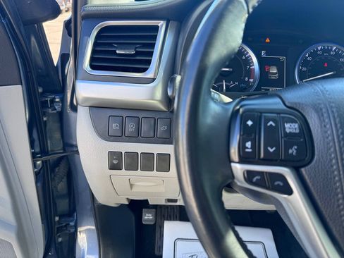 Used 2019 Toyota Highlander XLE FWD image 27