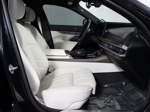 Used 2023 BMW i7 xDrive60 AWD/4WD image 14