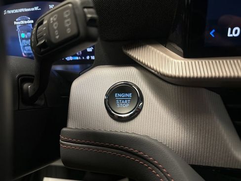 Used 2025 Ford Explorer Active AWD/4WD image 19