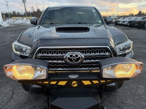 Used 2016 Toyota Tacoma TRD Sport image 3