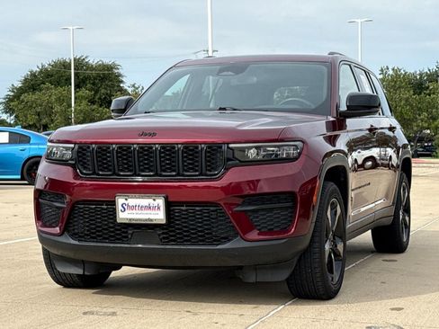 Used 2023 Jeep Grand Cherokee Altitude AWD/4WD image 3