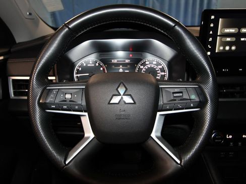 Used 2025 Mitsubishi Outlander SE AWD/4WD image 12