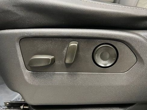 Used 2022 Chevrolet Silverado 1500 ZR2 w/ Technology Package image 23