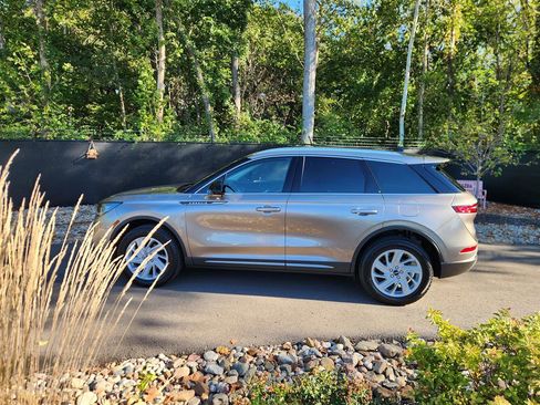 Used 2021 Lincoln Corsair AWD image 2