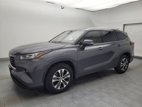 Used 2020 Toyota Highlander XLE image 2
