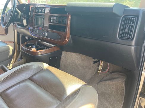 Used 2011 Chevrolet Express 2500 Extended RWD image 24