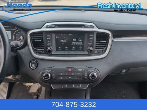 Used 2017 Kia Sorento LX w/ LX Convenience Package image 16