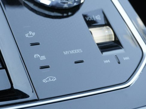 Certified 2025 BMW 740i image 30