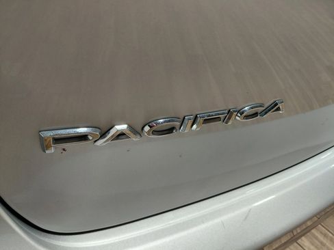 Certified 2024 Chrysler Pacifica Touring-L image 31