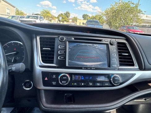 Used 2017 Toyota Highlander XLE AWD/4WD image 23