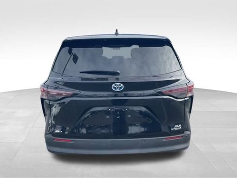 Used 2024 Toyota Sienna XLE image 5