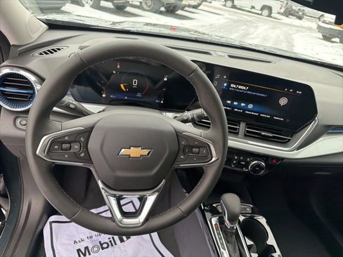 New 2026 Chevrolet Trax LT w/ Sunroof Package image 2