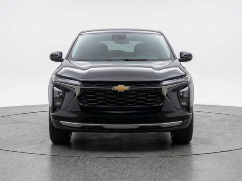 Used 2025 Chevrolet Blazer LT image 2