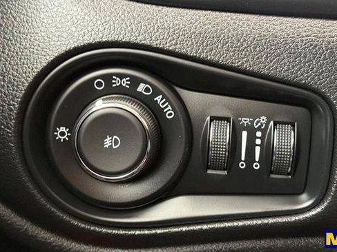 Used 2017 Jeep Renegade Trailhawk w/ Premium Trailhawk Package AWD/4WD image 35