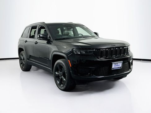Used 2023 Jeep Grand Cherokee Altitude AWD/4WD image 3