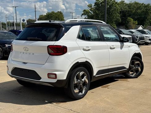 Used 2025 Hyundai Venue Limited FWD image 2