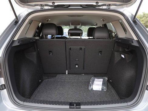 Certified 2024 Volkswagen Taos SE image 28