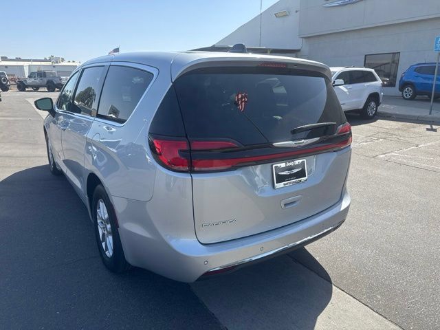 Used 2024 Chrysler Pacifica Touring-L FWD image 3