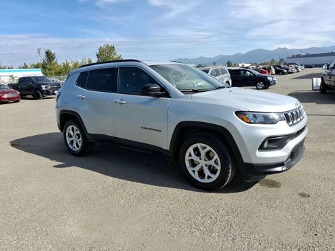 Used 2024 Jeep Compass Latitude AWD/4WD image 2