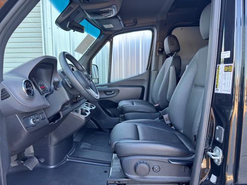 Used 2024 Mercedes-Benz Sprinter 2500 image 16