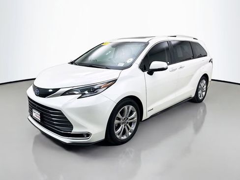 Used 2021 Toyota Sienna Platinum image 3