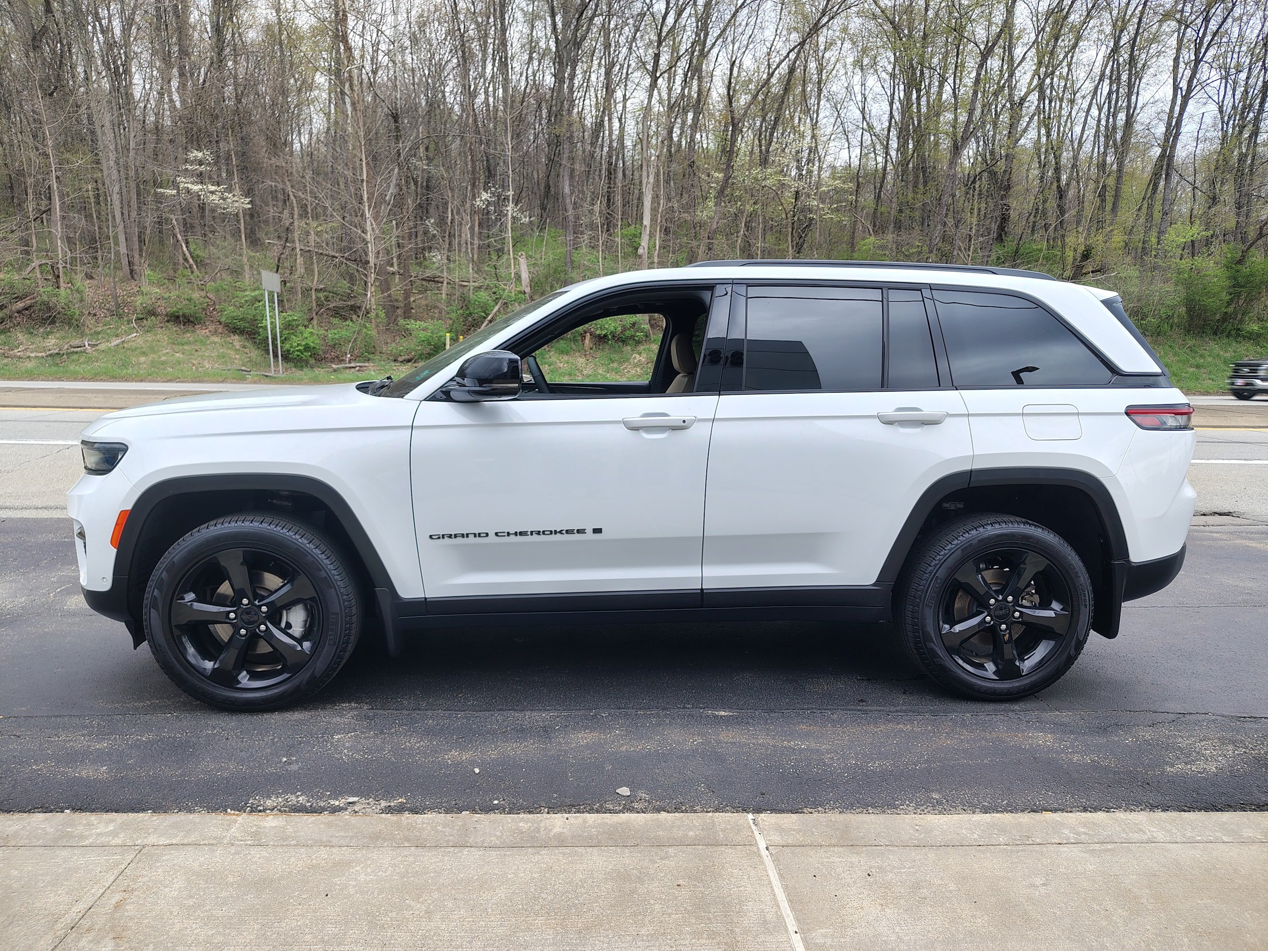 Certified 2024 Jeep Grand Cherokee Limited w/ Luxury Tech Group II AWD/4WD image 6