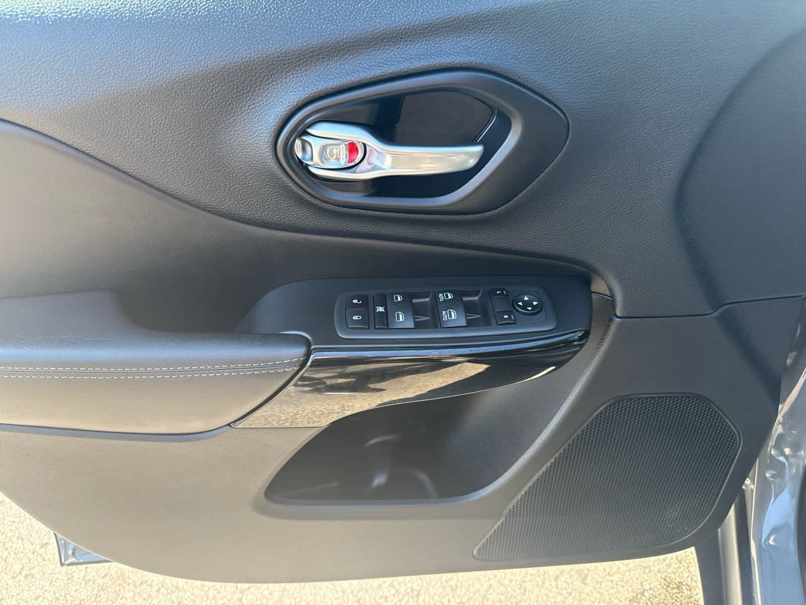 Used 2023 Jeep Cherokee Altitude Lux AWD/4WD image 10