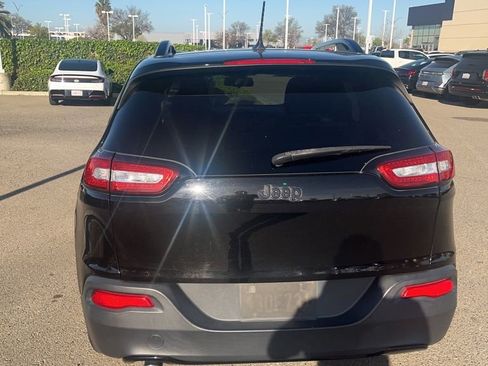 Used 2017 Jeep Cherokee Altitude image 4