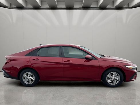 Used 2025 Hyundai Elantra SE image 6