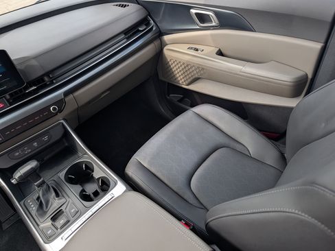 Used 2026 Kia Carnival FWD image 11