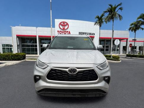 Used 2024 Toyota Highlander XLE FWD image 2