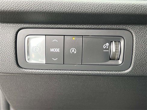 Certified 2025 Chevrolet Traverse LT w/ Sun and Wheel Package image 27