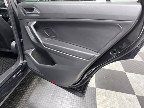 Used 2021 Volkswagen Tiguan SE image 19