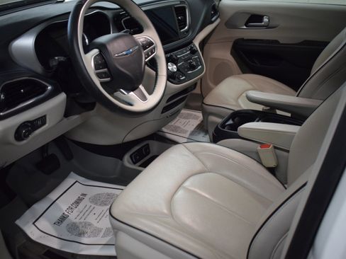 Used 2017 Chrysler Pacifica Platinum image 15
