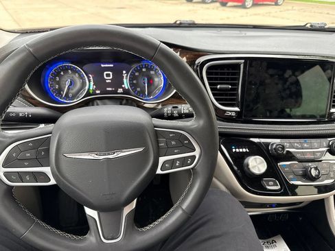 Used 2022 Chrysler Pacifica Limited w/ Uconnect Theater Family Group FWD image 18