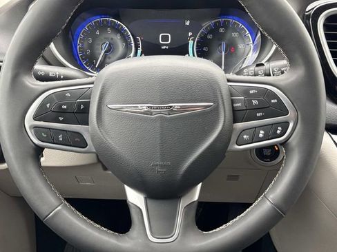 Used 2024 Chrysler Pacifica Touring-L image 12